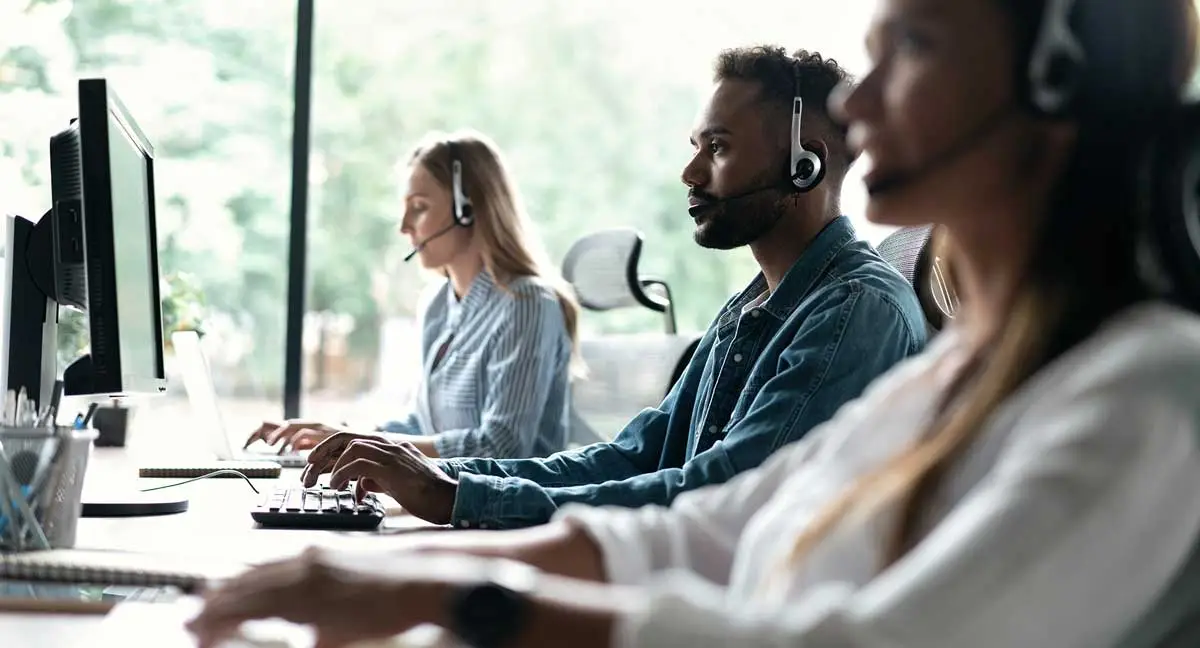 Equipe do Grupo Pono em operação de outsourcing industrial
